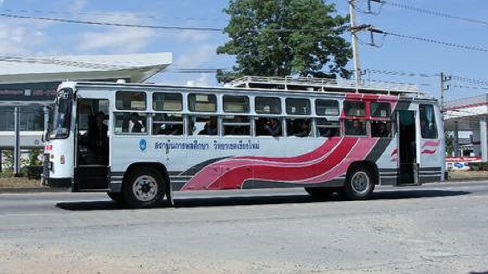 Olvidan a niña de tres años en autobús escolar y muere
