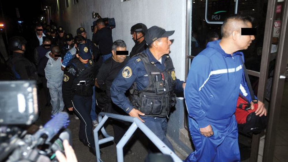 #Video Policías siembran drogas en bar de la colonia Roma