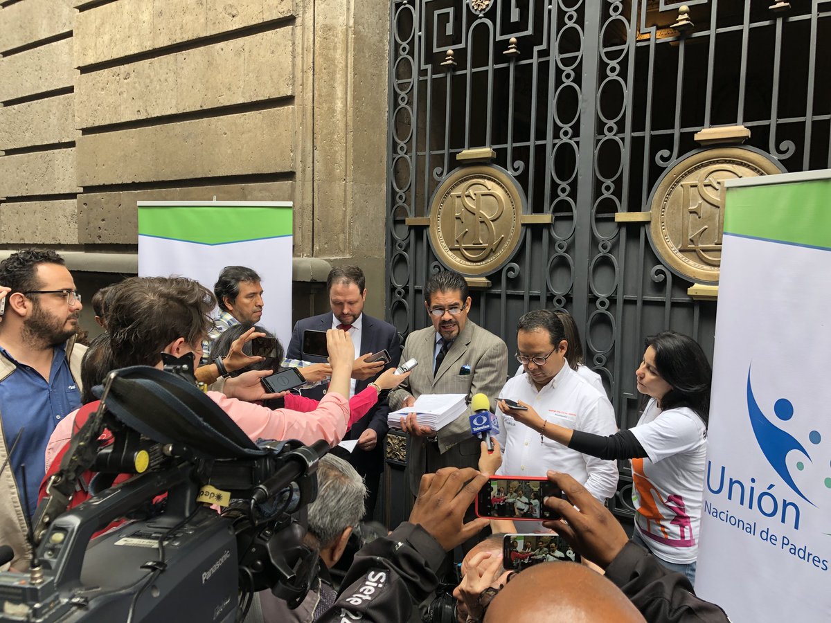 Padres de familia piden elegir contenidos de sexualidad en libros de la SEP - padres-libros-sep