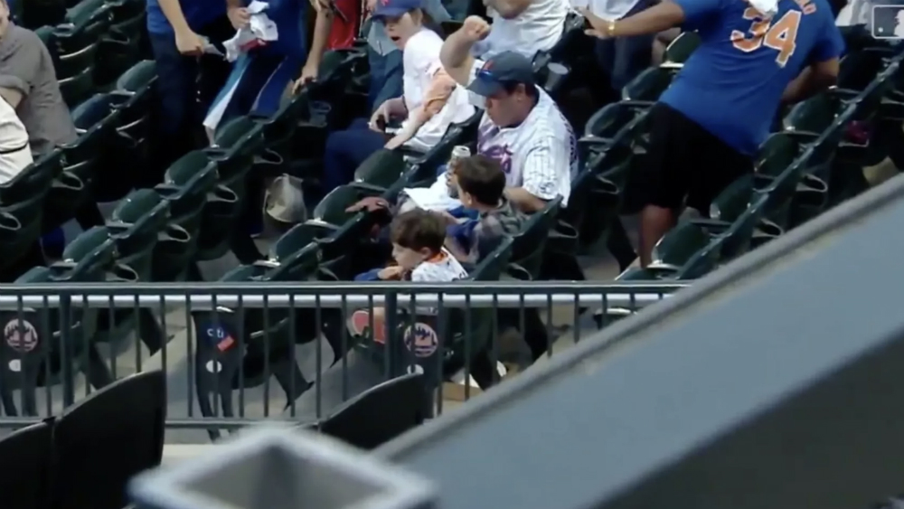 #Video Papá salva a sus hijos de ser golpeados por bat en la MLB #Video Papá salva a sus hijos de ser golpeados por bat en la MLB
