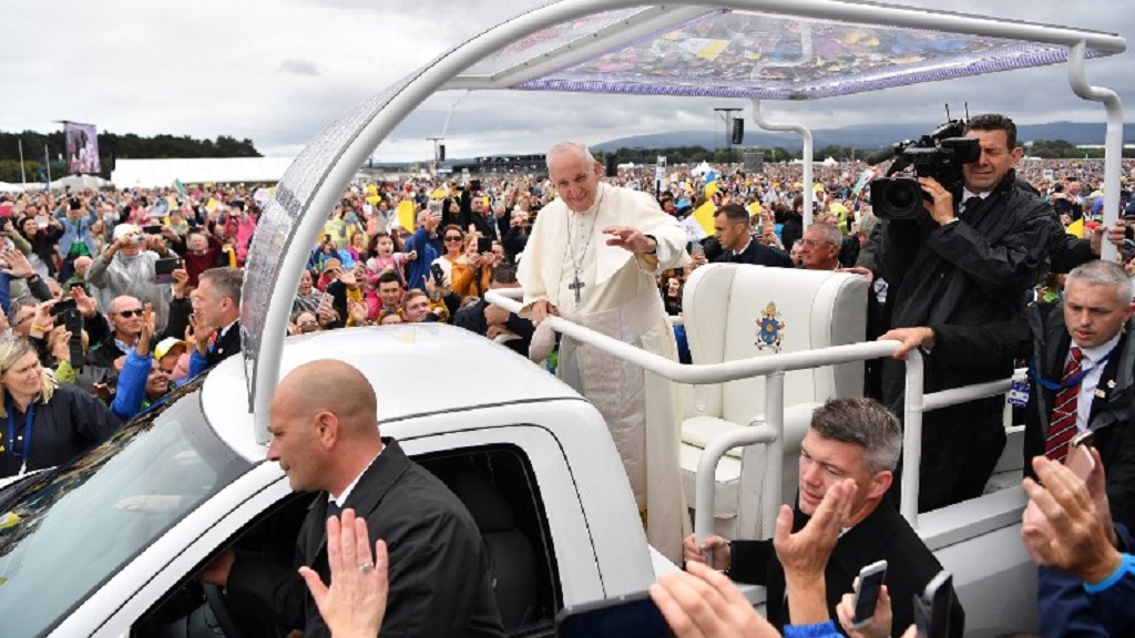 Papa reconoce crisis al interior de la Iglesia por curas pederastas - papa-en-irlanda