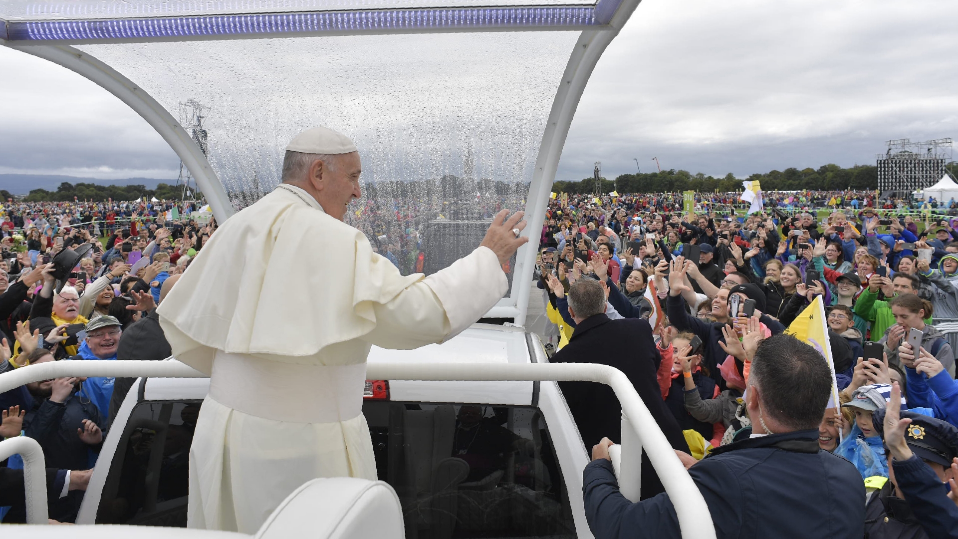 Exalto mando del Vaticano acusa al papa de encubrir abusos sexuales