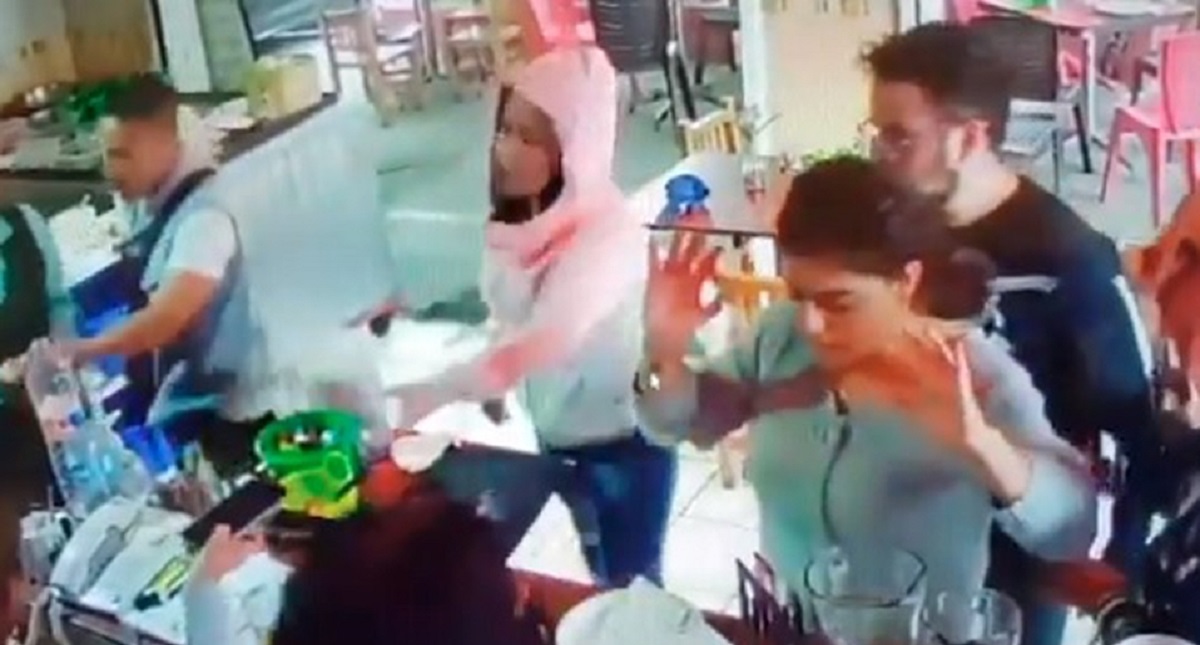 #Video Pareja encañona a comensales para robarles en Iztapalapa