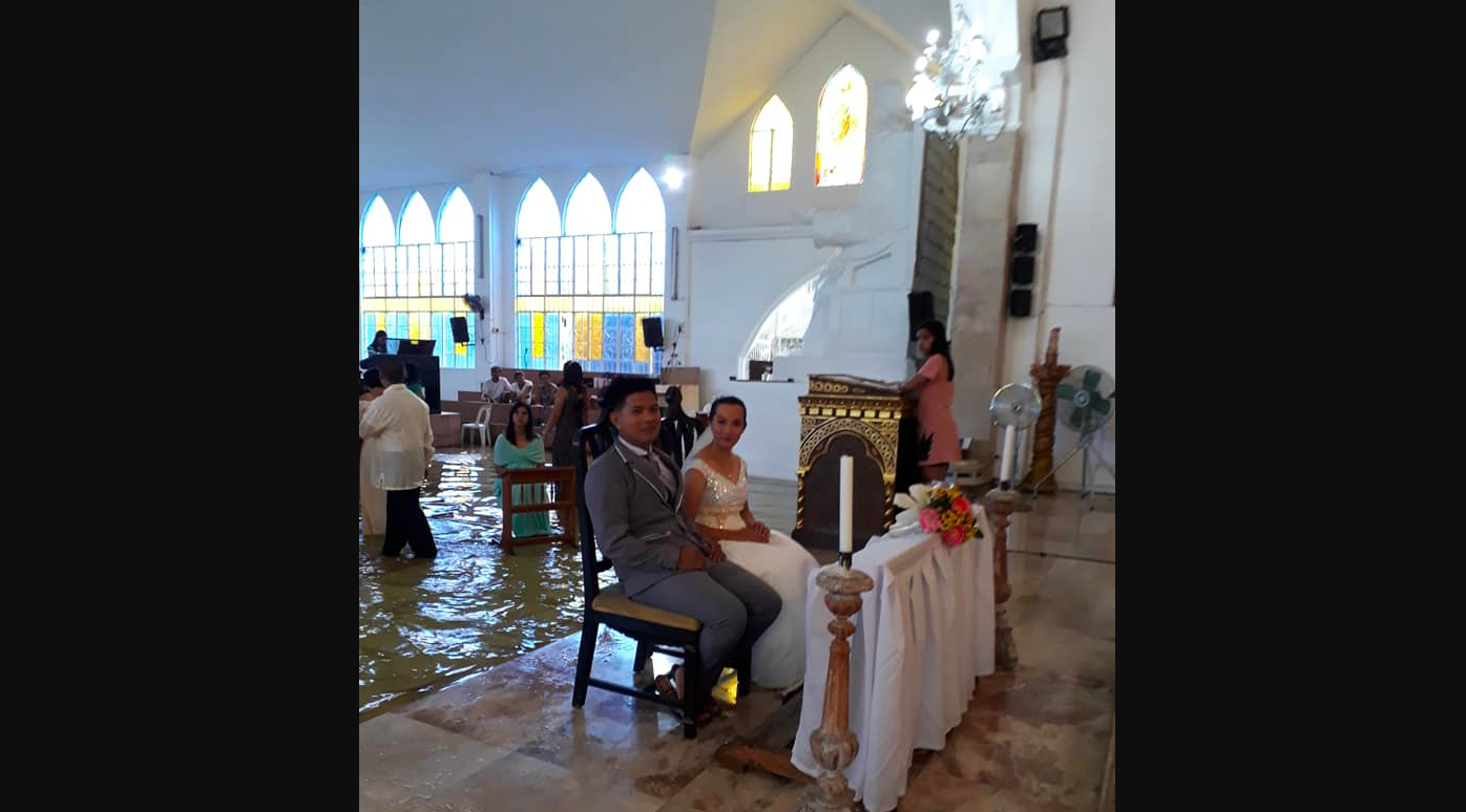 #Video Pareja se casa en iglesia inundada