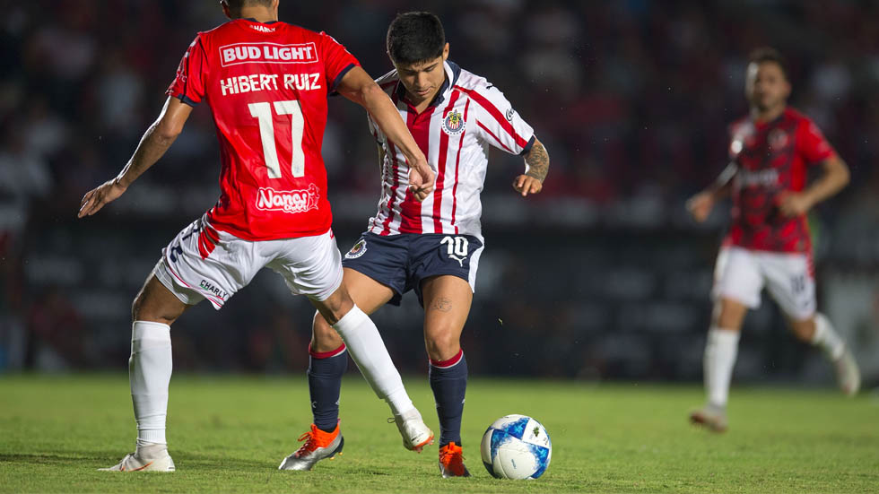 Chivas aprovecha mal momento de Tiburones y obtiene su primer triunfo