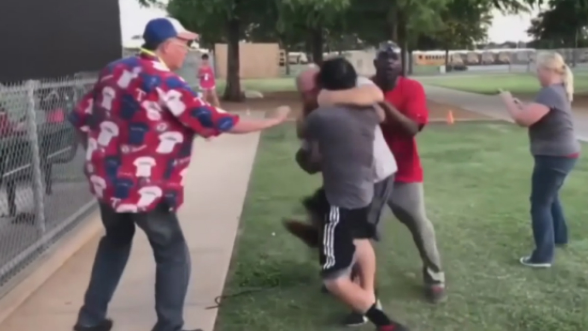 #Video Padre y entrenador pelean tras partido de beisbol infantil