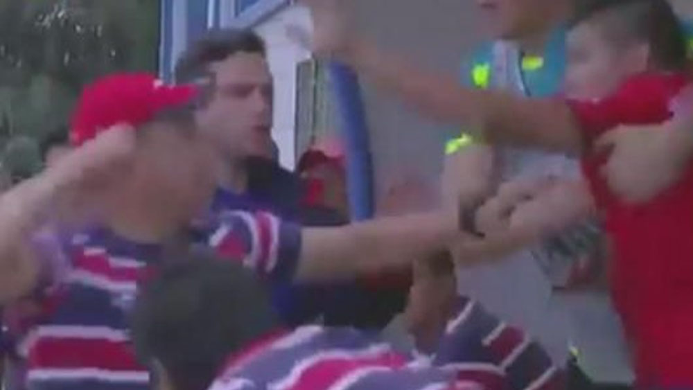 #Video Asistente técnico y jugador pelean durante partido