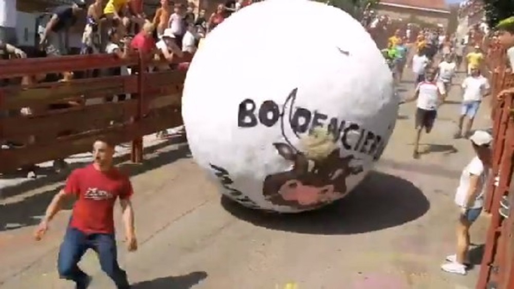 #Video Pelota gigante aplasta a joven en “boloencierro”