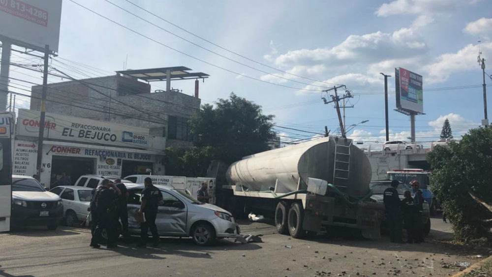 Pipa se queda sin frenos y arrastra a 11 autos en Querétaro