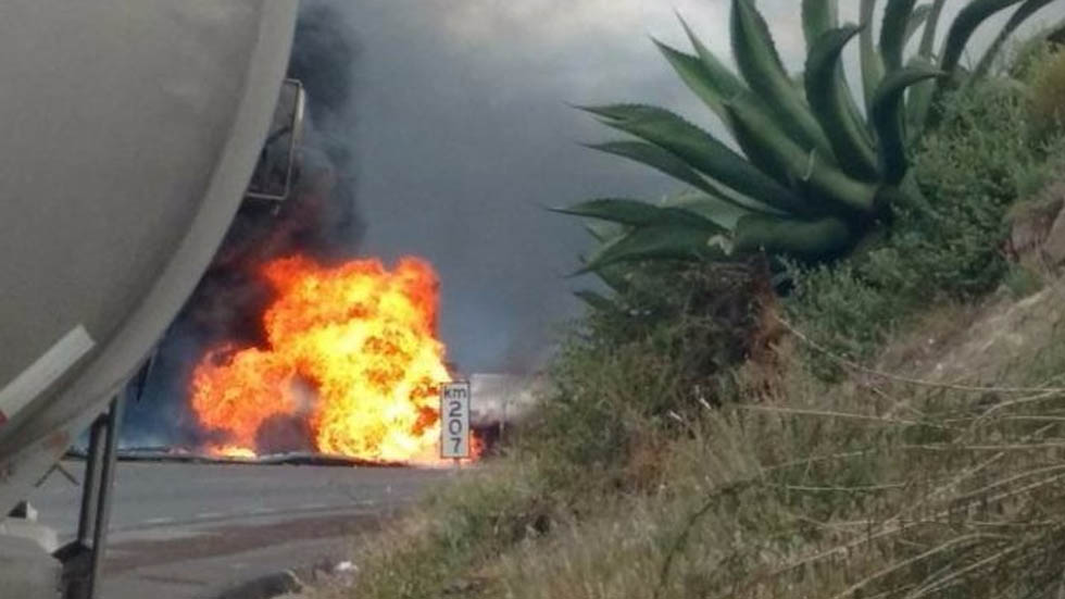 #Video Se incendia pipa de gasolina en autopista Puebla-Córdoba