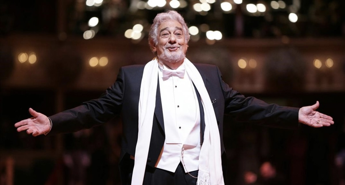 Detienen a mujer por poner música de Plácido domingo por 16 años