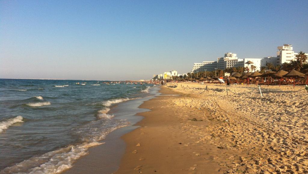 Hombre que cavó hoyo en la playa muere al interior del mismo - playaint