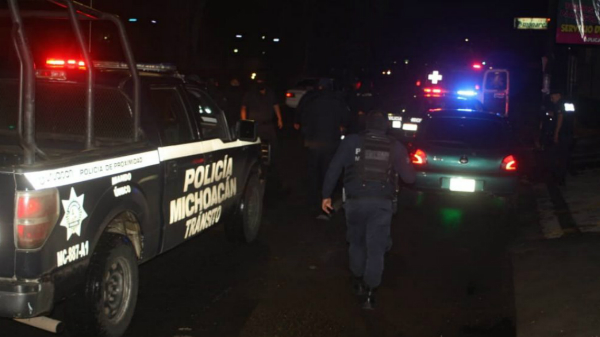 Automovilista balea a policía con Uruapan por chocar contra él