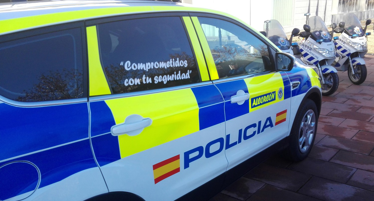 Padre encierra a su hijo en el carro a pleno sol para ir a un bar