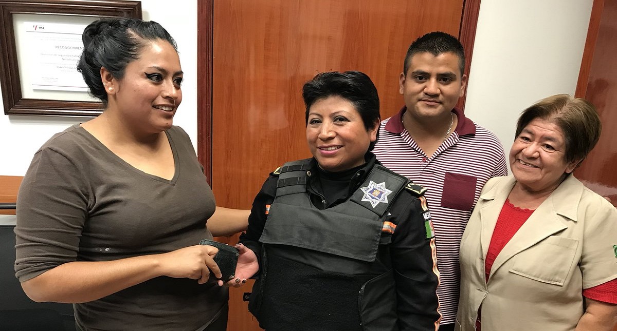 Policía de Neza pone el ejemplo al devolver cartera con nueve mil pesos