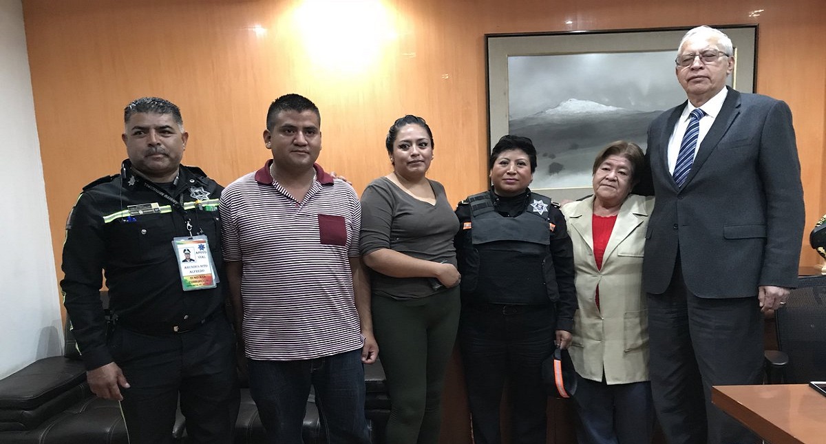 Policía de Neza pone el ejemplo al devolver cartera con nueve mil pesos - policia-de-neza-pone-el-ejemplo-al-devolver-cartera