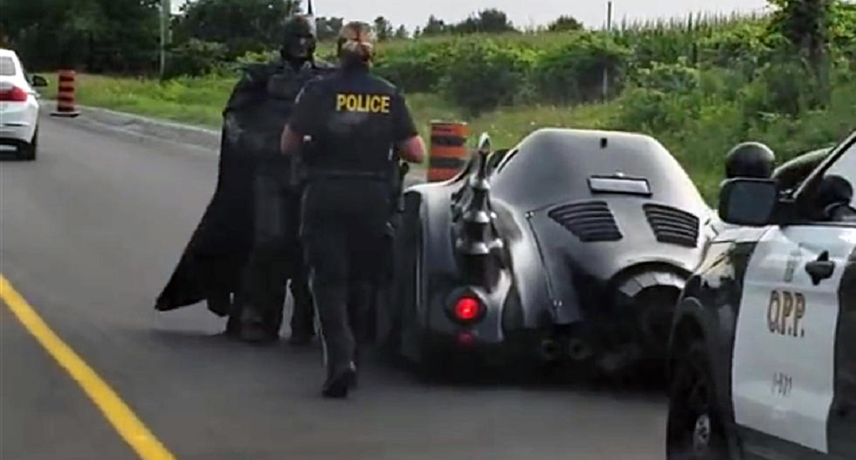 #Video Policía detiene a Batman a mitad de la calle - policia-detiene-a-batman-a-mitad-de-la-calle