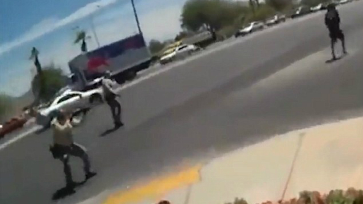 #Video Policías disparan contra sospechoso de apuñalar a dos mujeres #Video Policías disparan contra sospechoso de apuñalar a dos mujeres