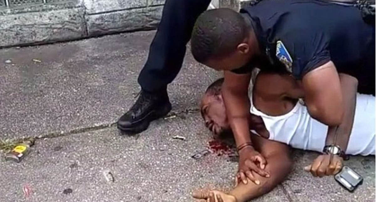 #Video Policía se lanza a golpes contra hombre por vieja rencilla - policia-se-lanza-a-golpes-contra-hombre-por-vieja-rencilla-en-eeuu