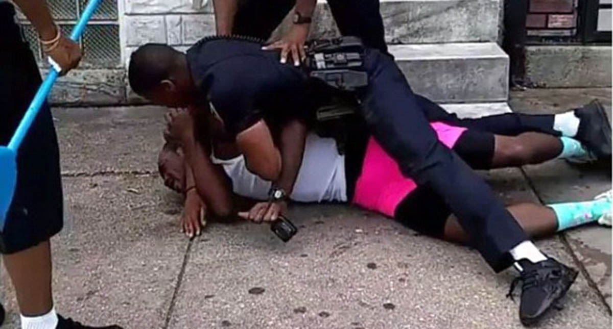 #Video Policía se lanza a golpes contra hombre por vieja rencilla