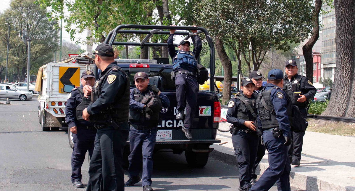 Detienen a sujeto con cinco ingresos a la cárcel por robo de cigarros - policias-cdmx