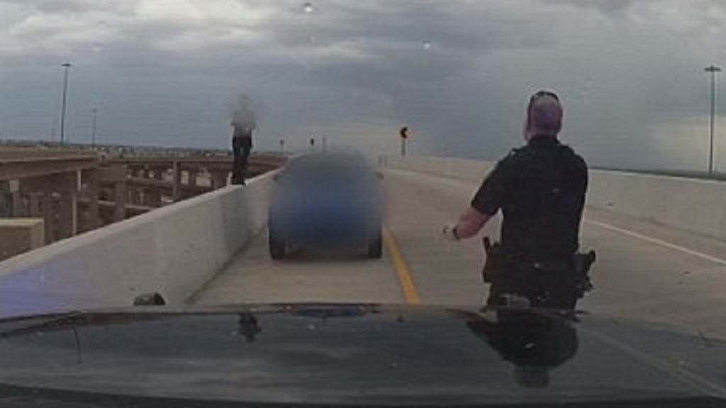 #Video Policías salvan del suicidio a mujer en puente