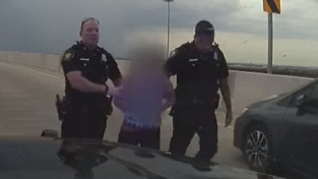 #Video Policías salvan del suicidio a mujer en puente - policias-salvan-del-suicidio-a-mujer-en-puente