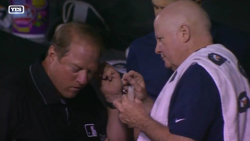 #Video Umpire de MLB se saca de la oreja una polilla en pleno juego de béisbol