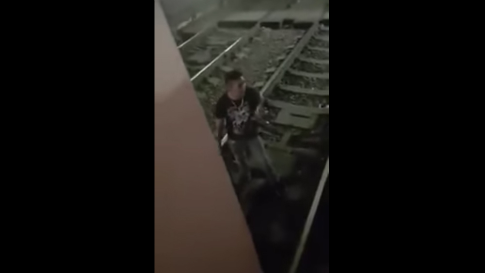 #Video Presunto ladrón baja a las vías del Metro para no ser detenido