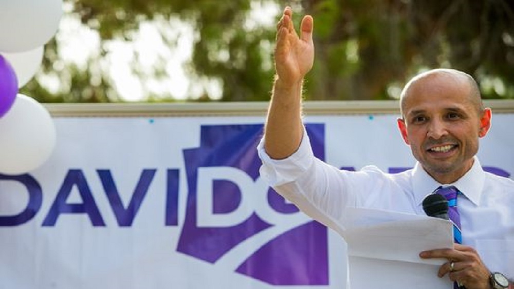 Profesor de origen mexicano podría gobernar Arizona