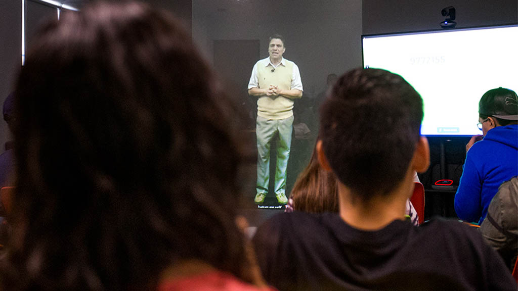 Profesor se convierte en holograma para dar clases en cinco campus - profesor-se-convierte-en-holograma-para-dar-clases-en-cinco-campus-del-tec
