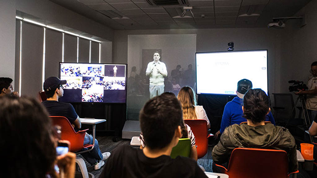 Profesor se convierte en holograma para dar clases en cinco campus