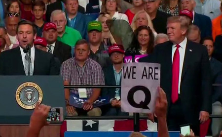 "QAnon", la teoría de la conspiración de algunos seguidores de Trump - qanonint1