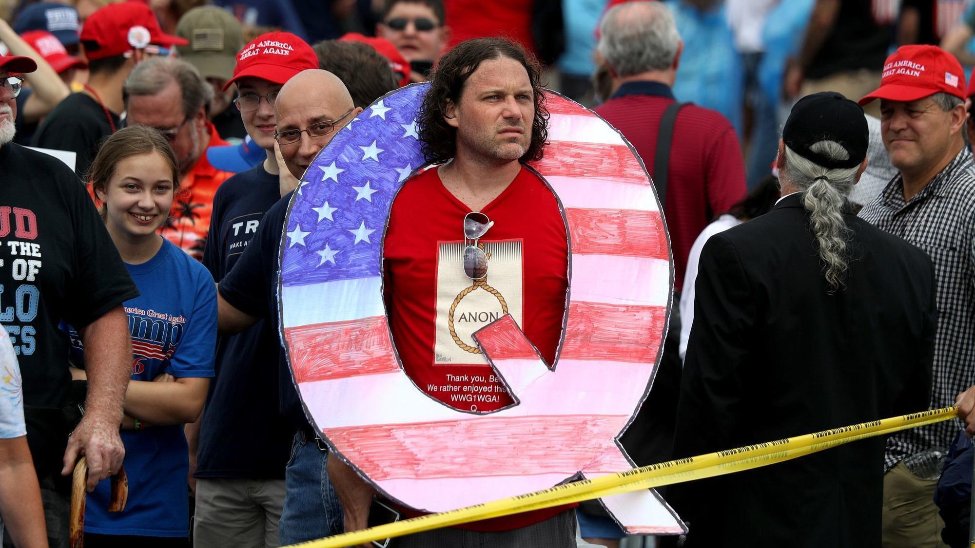 "QAnon", la teoría de la conspiración de algunos seguidores de Trump - qanonint2