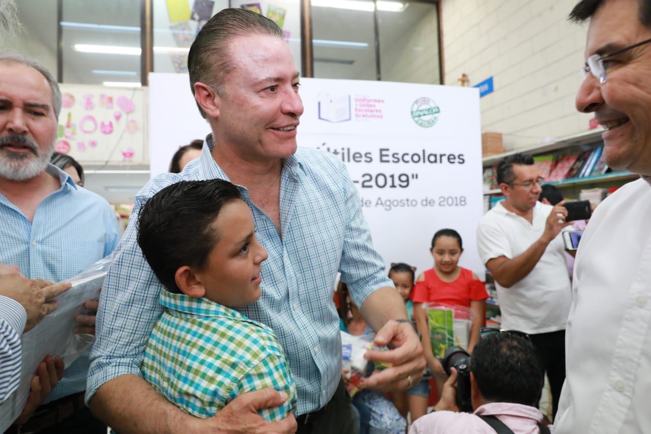 Supervisa gobernador de Sinaloa entrega de uniformes y útiles escolares - quirino-2