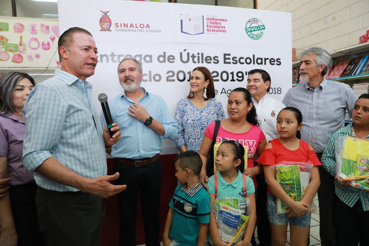 Supervisa gobernador de Sinaloa entrega de uniformes y útiles escolares - quirino-3