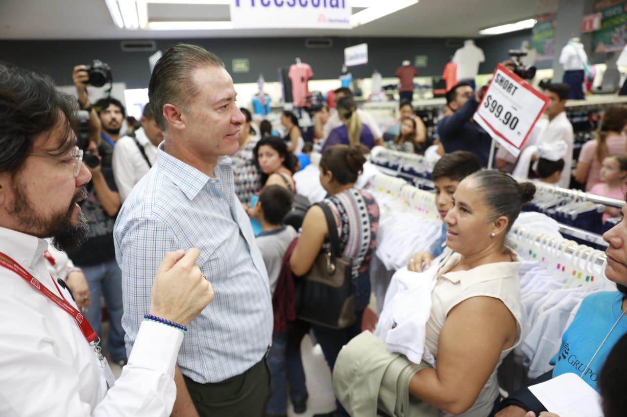 Supervisa gobernador de Sinaloa entrega de uniformes y útiles escolares - quirino-5