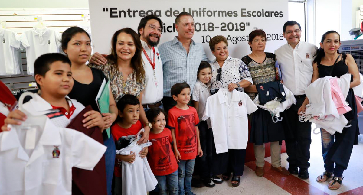 Supervisa gobernador de Sinaloa entrega de uniformes y útiles escolares