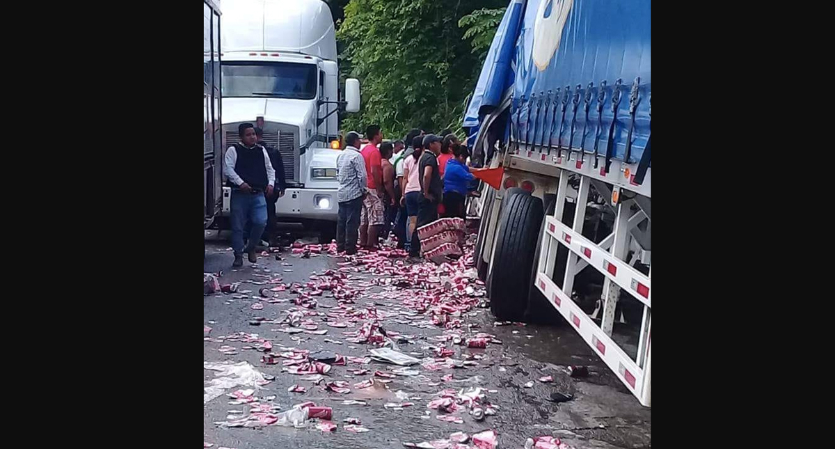 Rapiña en camión de cerveza que volcó en Oaxaca