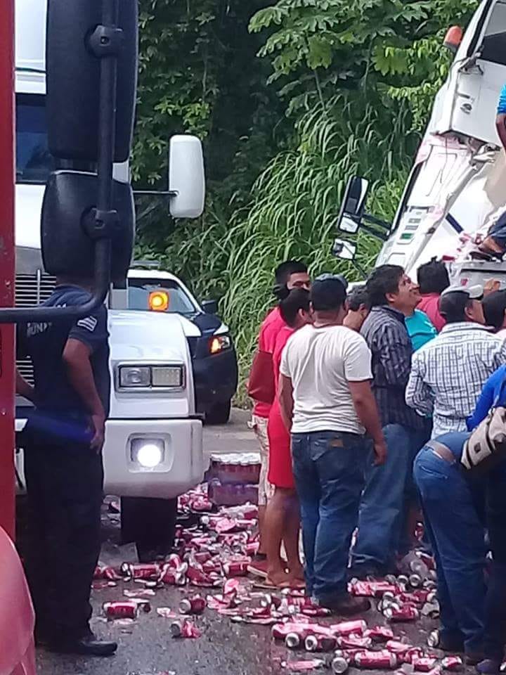 Rapiña en camión de cerveza que volcó en Oaxaca - rapina