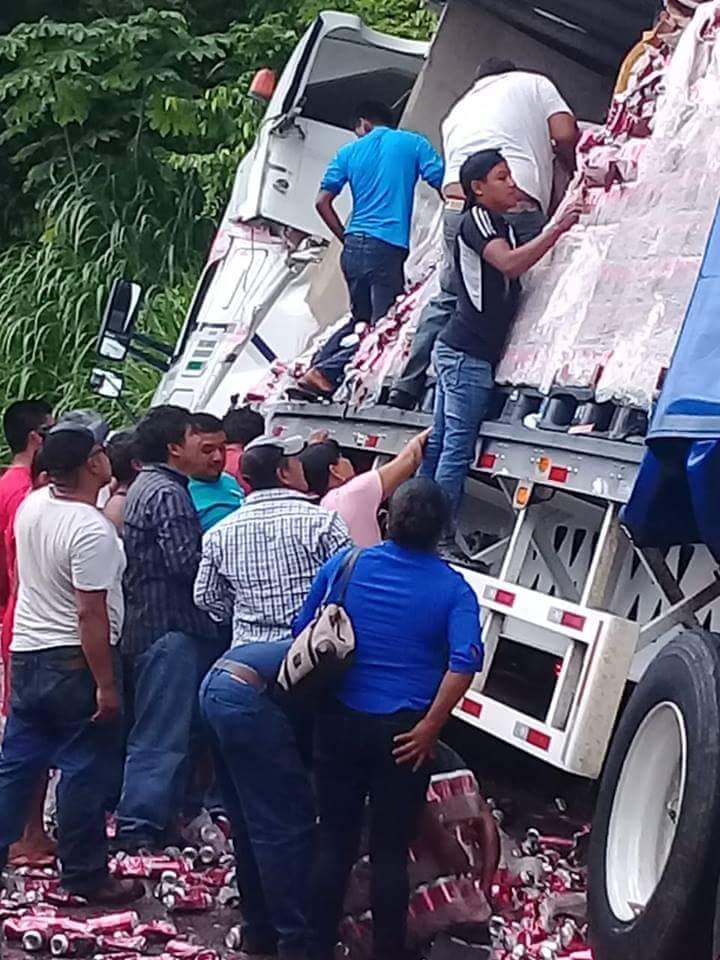 Rapiña en camión de cerveza que volcó en Oaxaca - rapina1