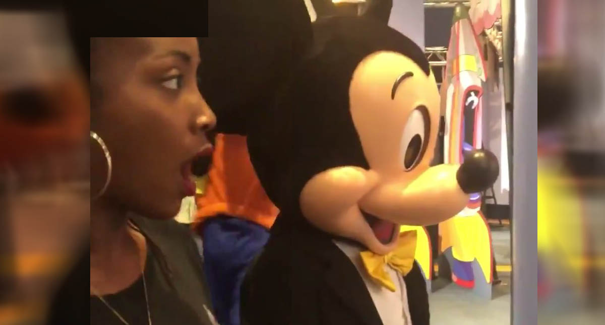 #Video Le propone matrimonio a Minnie y así reaccionó Mickey - reaccion-mickey-anna