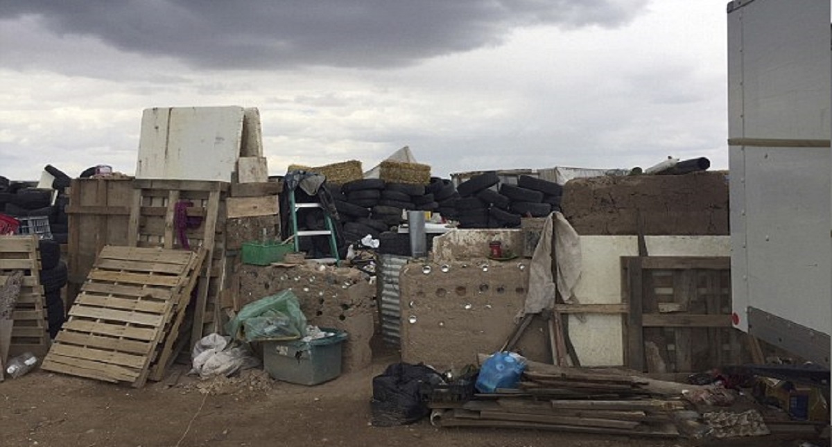 Sujeto que mantenía a 11 niños sin comida pretendía exorcizar a su hijo - remolque-nuevo-mexico