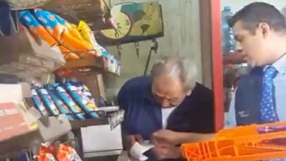 #Video Repartidor de Bimbo roba producto a anciano