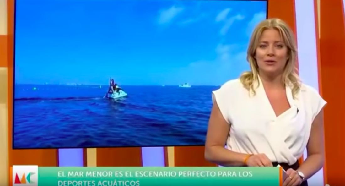 #Video Reportera cae de moto acuática en televisión en vivo