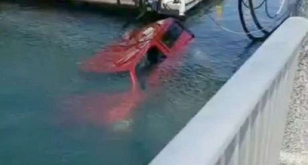 #Video Rescatan a pareja que cayó con todo y camioneta en puerto - rescatan-a-pareja-que-cayo-con-camioneta-en-puerto