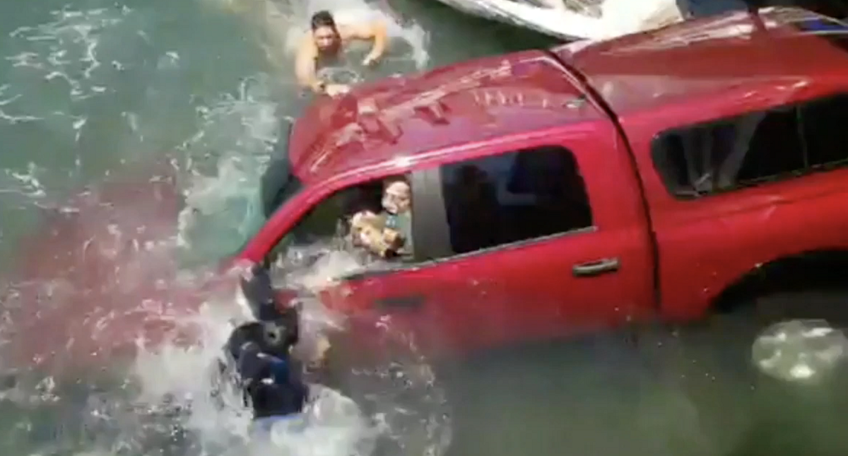 #Video Rescatan a pareja que cayó con todo y camioneta en puerto