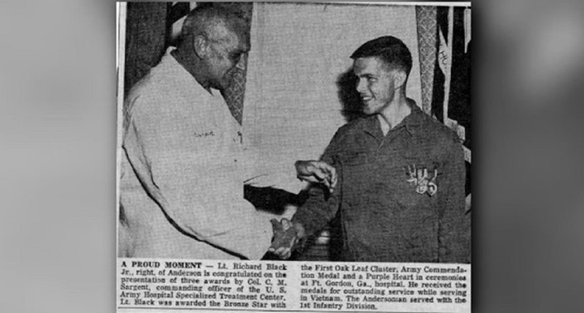 Policía mata a anciano mientras salvaba de la muerte a su nieto - richard-black-jr