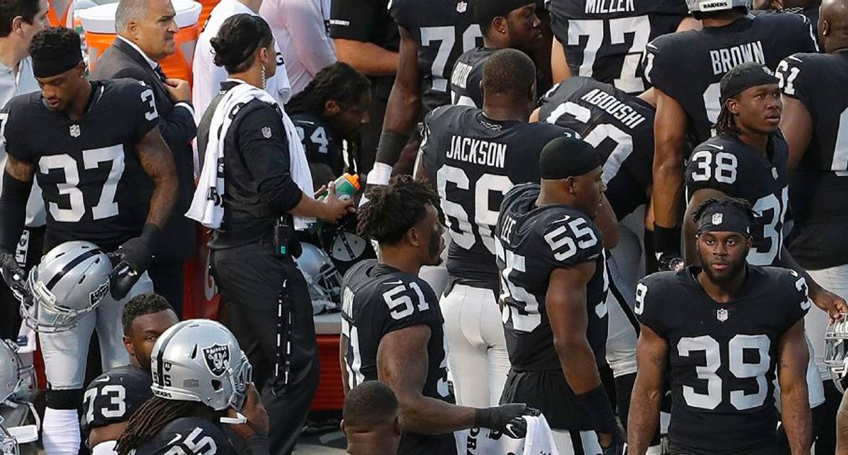 Marshawn Lynch permanece sentado durante el himno nacional