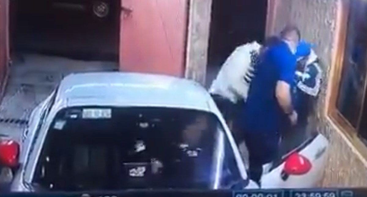 #Video Asaltan a conductor en su domicilio en Coacalco